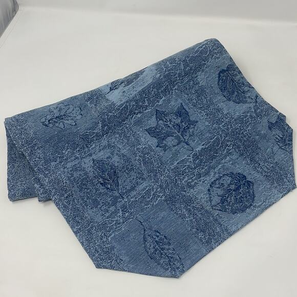 Autumn leaves table runner - Picture 1 of 7